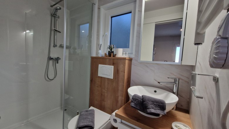 Bathroom 2 Johannesbachklamm Chalet, © Johannesbachklamm Chalet Modern bathroom with shower, washbasin and toilet.