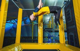 Jumpin Warrior, © © Echte Freude A person does a backflip on a trampoline in a hall.