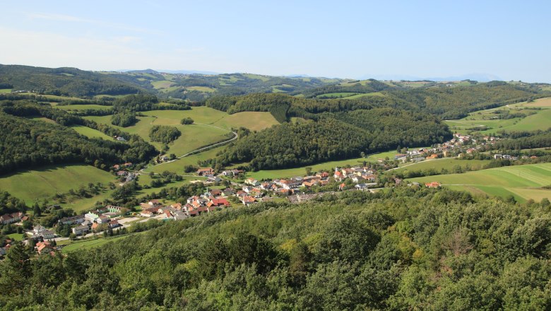 View from the "Johann Giefing observation tower", © Marktgemeinde Schwarzenbach, Helmut Karner Panoramic view of a green hilly landscape with a village in the foreground, taken from the Johann Giefing observation tower.