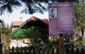 W.H. Auden Memorial, © W.H. Auden-Gedenkstätte W.H. Auden memorial with information board in front of a house.