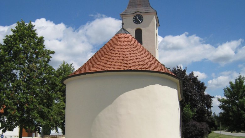 Chapel of St. Barbara, © Marktgemeinde Nappersdorf-Kammersdorf Chapel of St. Barbara with round roof and tower against a blue sky.