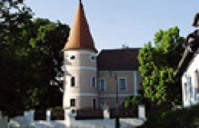 Fels am Wagram Castle, © Gemeinde Fels am Wagram Fels am Wagram Castle with tower and trees in the foreground.