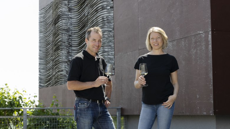 Winzerin Silke Mayr und Kellermeister Michael Nastl, © Weingut Buchegger/Klaus Vyhnalek Winzerin Silke Mayr und Kellermeister Michael Nastl, © Weingut Buchegger/Klaus Vyhnalek
