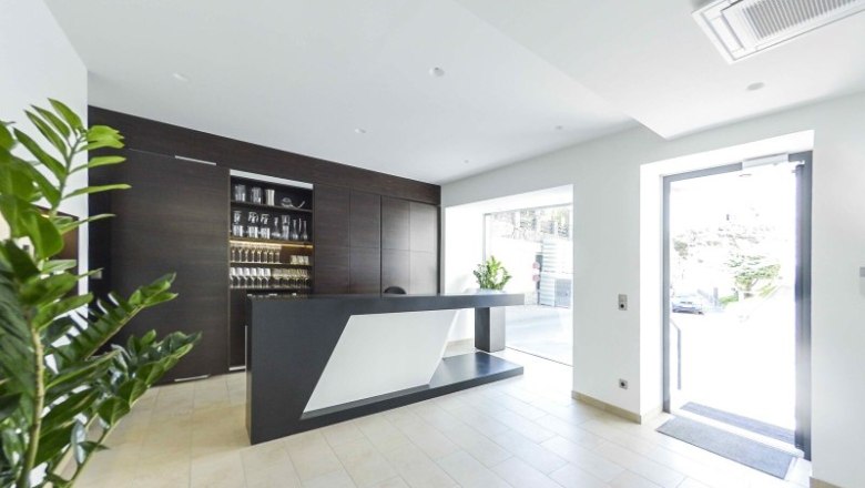 Winery Stadt Krems tasting room, © Weingut Stadt Krems / pov.at Modern tasting room with bar and shelves in the Stadt Krems winery.