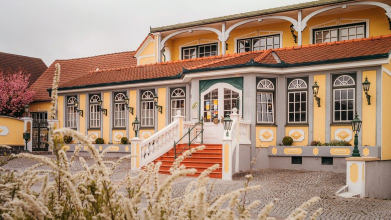 Country inn in Vitis, © Niederösterreich Werbung/Daniela Führer A yellow country inn with red roof tiles and white stairs in Vitis.