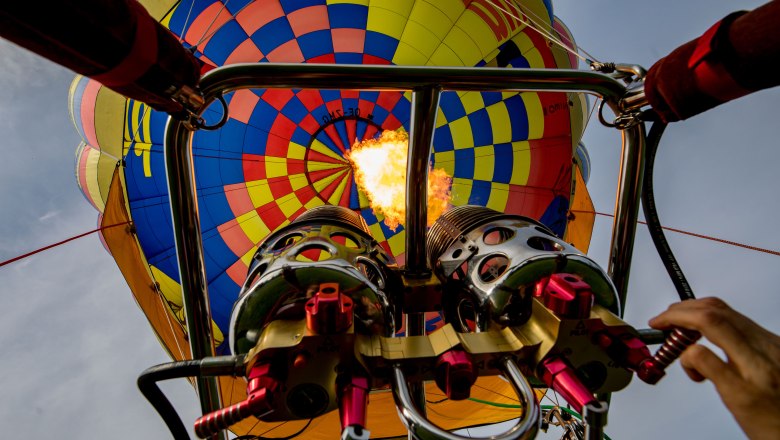 Balloon Days Krems-Langenlois 2019, © Jürgen Übl View from below of a hot air balloon with a burning burner.