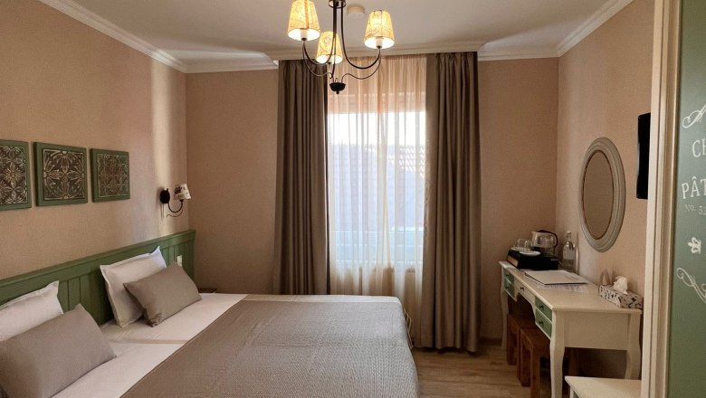 Sample room, © Mediterraneo Ybbs Comfortable hotel room with double bed, desk and window with curtains.