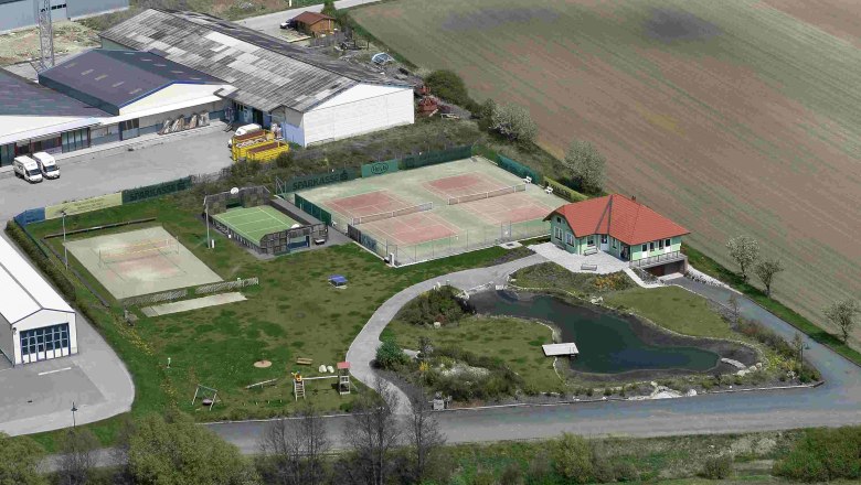 Municipality of Brunn an der Wild, © Gemeinde Brunn an der Wild Aerial view of a sports complex with tennis courts and a pond.