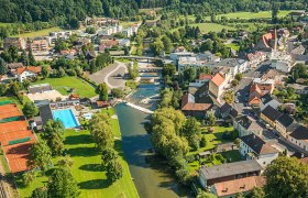 Pielachtalbad Rabenstein, © Markus Haslinger Aerial view of Rabenstein with river, swimming pool and tennis courts.