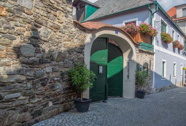 12b1196300, © Josef Salomon Historic building with green gate and flowers.