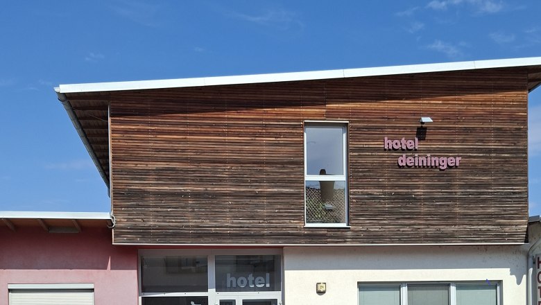 Hotel Deininger Fischamend, © Stadtgemeinde Fischamend Facade of the Hotel Deininger with a red car in front of it.