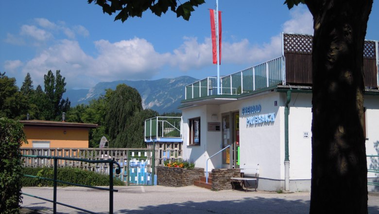 Payerbach outdoor pool, © Marktgemeinde Payerbach Entrance to the Payerbach outdoor pool with mountain landscape in the background.