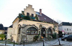 House view, © Amon-Jell Old house from the outside with fence and parking spaces