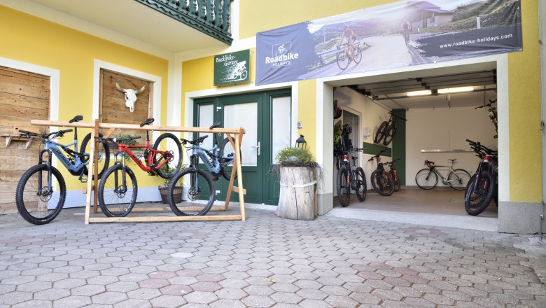 Bike rental Krumbacherhof, © Krumbacherhof Bike rental with several mountain bikes in front of a yellow building.