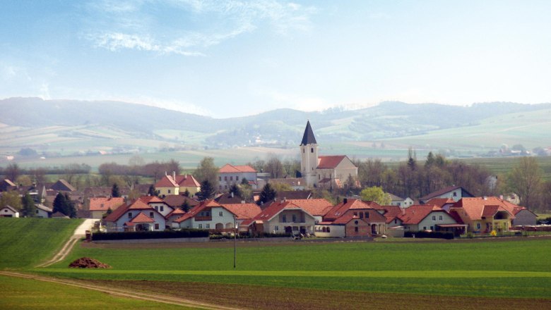 Großharras, © Gemeinde Großharras Panorama of Großharras with church and hills in the background.