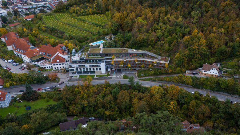 Steigenberger Hotel & Spa, Krems, © Niederösterreich Werbung/ Maximilian Pawlikowsky Aerial view of the Steigenberger Hotel & Spa in Krems, surrounded by forest and vineyards.