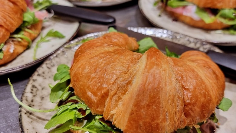 TDR Egon to go croissants, © Yana Tereshchenko Crescent filled with salad on a plate
