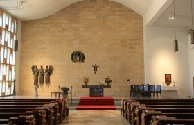 Interior view of Hinterbrühl parish, © Werner Zemann Interior view of a church with altar, pews and religious sculptures.