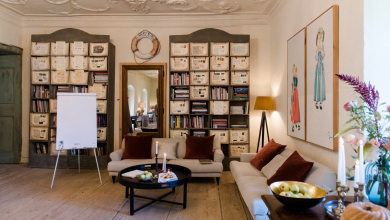 Dining room, © Cate Hoffmann Cozy room with sofas, bookshelves and decorations.