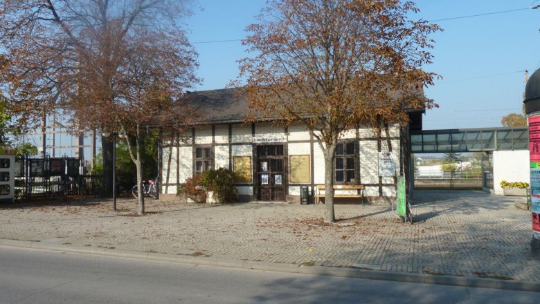 Railroad Museum Deutsch-Wagram, © Eisenbahnmuseum Deutsch-Wagram Old building of the Deutsch-Wagram Railway Museum with trees in the foreground.