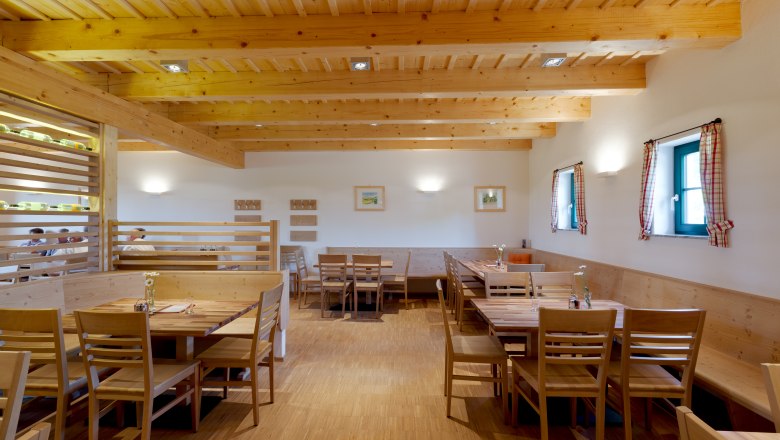 Winery & Buschenschank (typical tavern) Greilinger, © Greilinger Interior view of a cozy guest room with wooden furniture and wooden beamed ceiling.