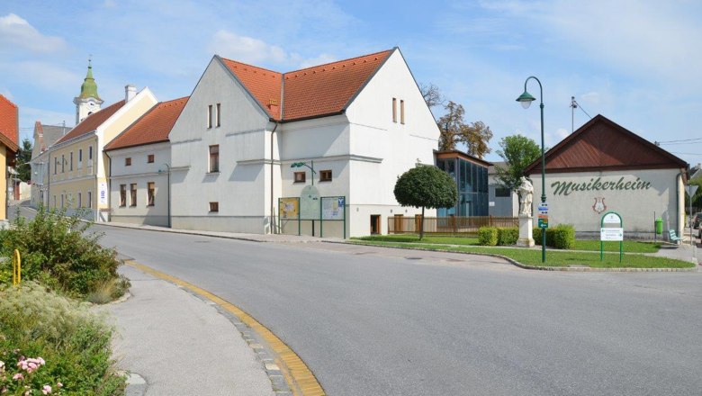 Hohenruppersdorf, © Gemeinde Hohenruppersdorf Street scene in Hohenruppersdorf with musicians' home and church in the background.
