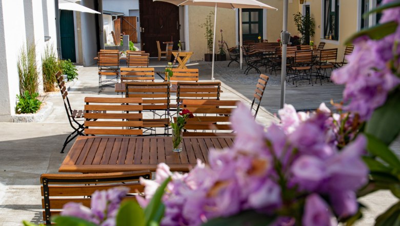 Inner courtyard - Top wine tavern Schmid am Weingut, © Familie Schmid Inner courtyard - Top wine tavern Schmid am Weingut, © Familie Schmid