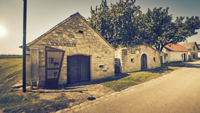 Höflein wine adventure trail, © Andreas Hofer Information board and show cellar on the Höflein wine experience trail