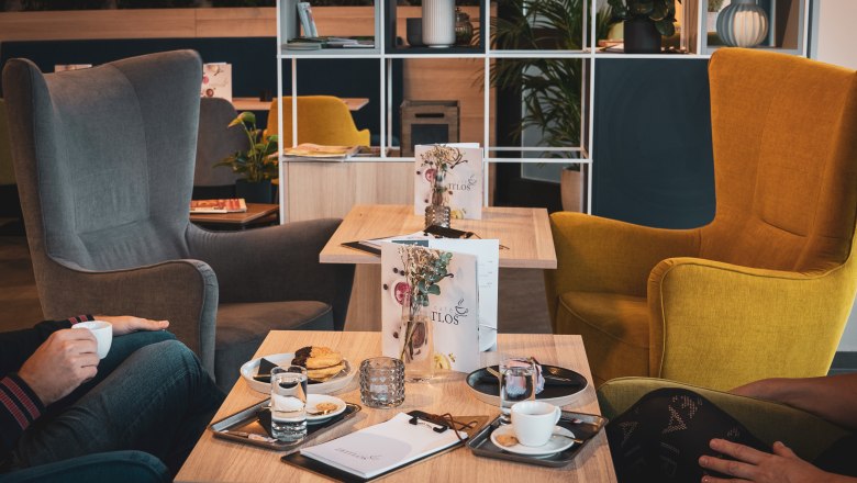 TDR- ZEITLOS-laid table, © Philipp Elsler Café table laid with coffee and pastries. The café in the background.