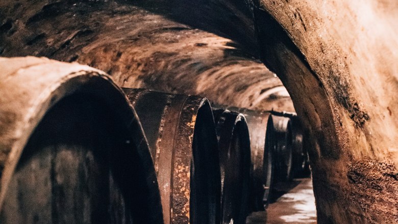 Wine cellar, © Niederösterreich Werbung / Romeo Felsenreich An old wine cellar with large wooden barrels on the walls.