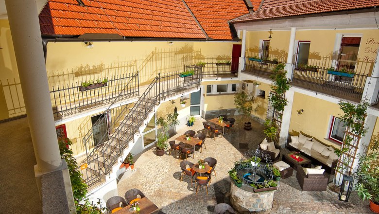 Inner courtyard Residence Wachau, © Residenz Wachau Inner courtyard of the Wachau Residence with tables, chairs and a fountain.