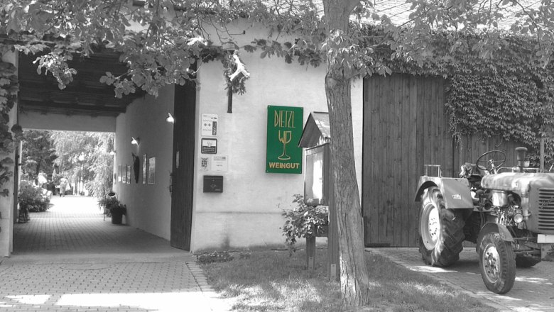 Winery Dietzl, © Fam. Dietzl Entrance to a winery with tractor and sign 'Dietzl Weingut'.