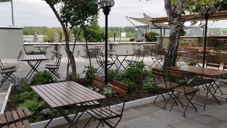 Taverna garden, © Taverna Guest garden with seating furniture with the Danube in the background