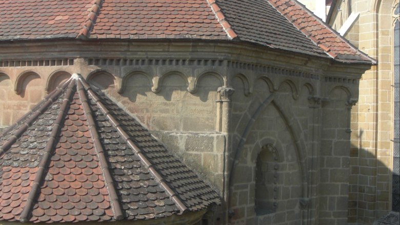 Karner Tulln, © Stadtgemeinde Tulln, Firmkranz Doris Tulln charnel house with Romanesque architecture and church tower in the background.