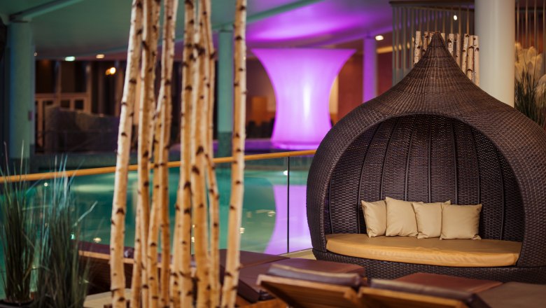 Spa area, © Therme Laa Relaxation area with loungers and wicker chairs in a spa.