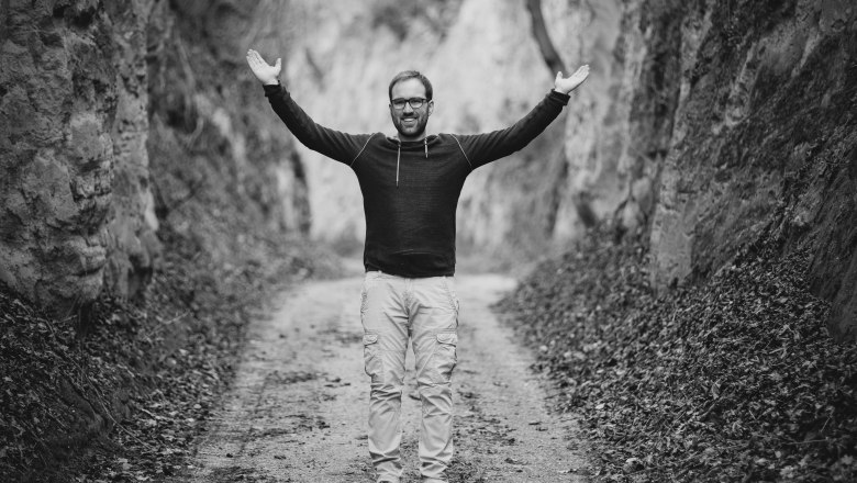 Viktor Fischer, © Tobias Singer black and white picture of the owner in a hollow way