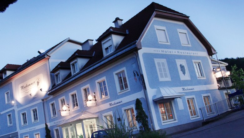 Country inn Moshammer, © Weinfranz Exterior view of the Landgasthof Moshammer at dusk.