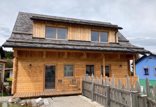 Sonnenhof - Chalet with 2 apartments, © Johannes Hechtl Wooden chalet with two vacation apartments and terrace, surrounded by a wooden fence.