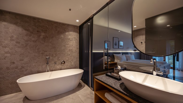 Steigenberger Hotel & Spa, Krems, © Niederösterreich Werbung / Maximilian Pawlikowsky Modern hotel room with free-standing bathtub and washbasin.