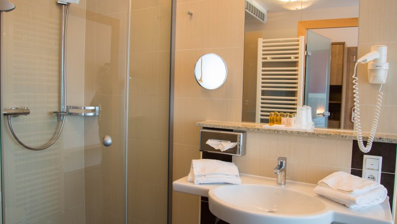 TDR-Hotel Römerhof bathroom, © Hotel Römerhof Hotel bathroom with shower and washbasin