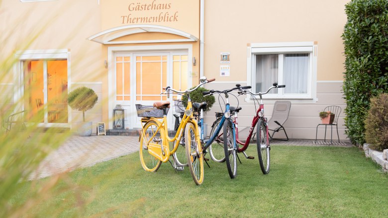 Guesthouse Thermenblick, © Fam. Lachmayer Three bicycles are parked on a lawn in front of the Thermenblick guest house.