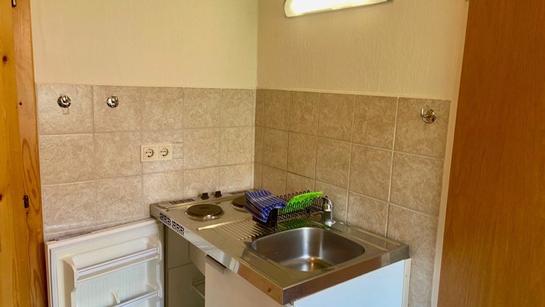 Kitchenette, © Wiener Alpen Small kitchenette with sink, stove and fridge.