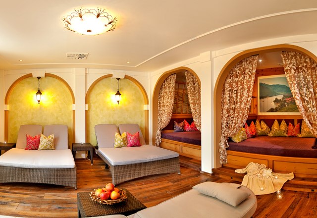 Wellness, © Residenz Wachau A cozy wellness room with loungers, curtains and cushions.