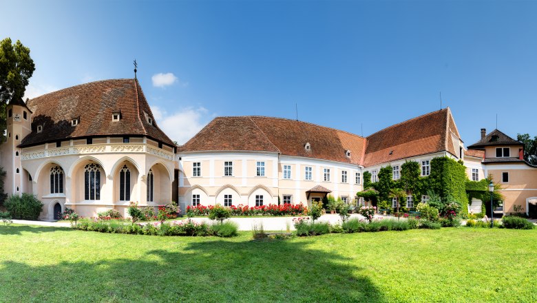 Schrattenthal Castle, © Stadtgemeinde Schrattenthal Panoramic view of Schrattenthal Castle with well-tended garden and blooming roses in the foreground.