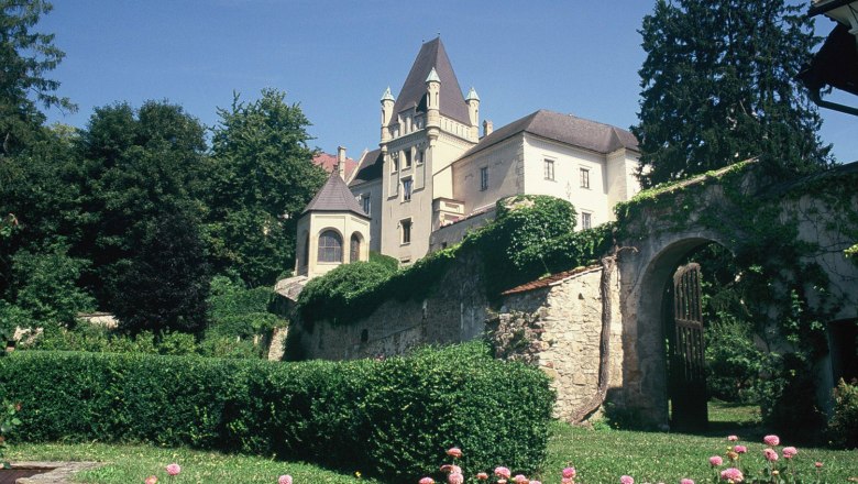 Maissau Castle, © Weingut Ewald Gruber Maissau Castle with garden and flowers in the foreground.