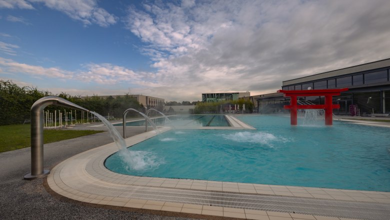 Hotel & Spa Linsberg Asia, © Niederösterreich Werbung / Maximilian Pawlikowsky Outdoor pool at Hotel & Spa Linsberg Asia with waterspouts and red torii.
