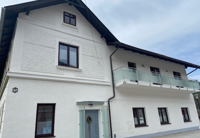 Privaztzimmer Cornelia Strasser, © Wiener Alpen Two-story white house with balcony and several windows.