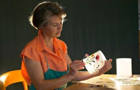 Schlögl Exquisite, © Schlögl, Fotograf: Franz Zwickl Woman decorating a lantern with pressed flowers.