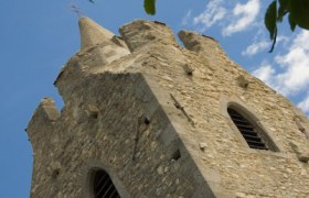 Fortified church Scharndorf, © Gemeinde Scharndorf Scharndorf fortified church with blue sky and leaves in the foreground.