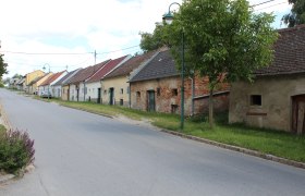 Wine cellar lane Viehtrift, © Weinviertel Tourismus Street with old wine cellars in Hohenruppersdorf.
